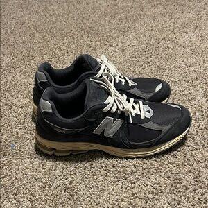 New Balance Men's Black and Cream Sneakers